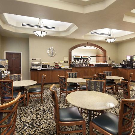 รามาดา บาย วินด์แฮม โอลิมเปีย Hotel ภายนอก รูปภาพ The dining room at the airport