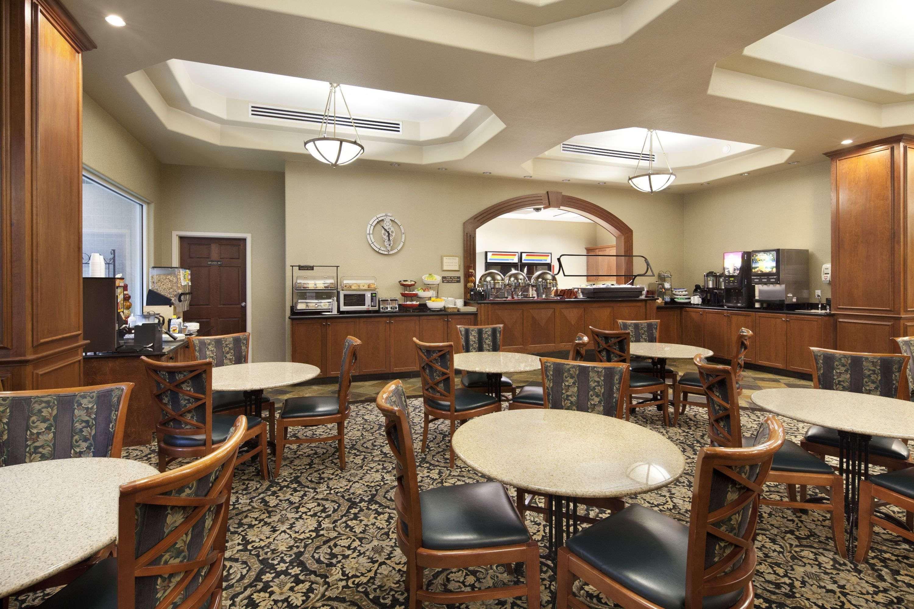 รามาดา บาย วินด์แฮม โอลิมเปีย Hotel ภายนอก รูปภาพ The dining room at the airport