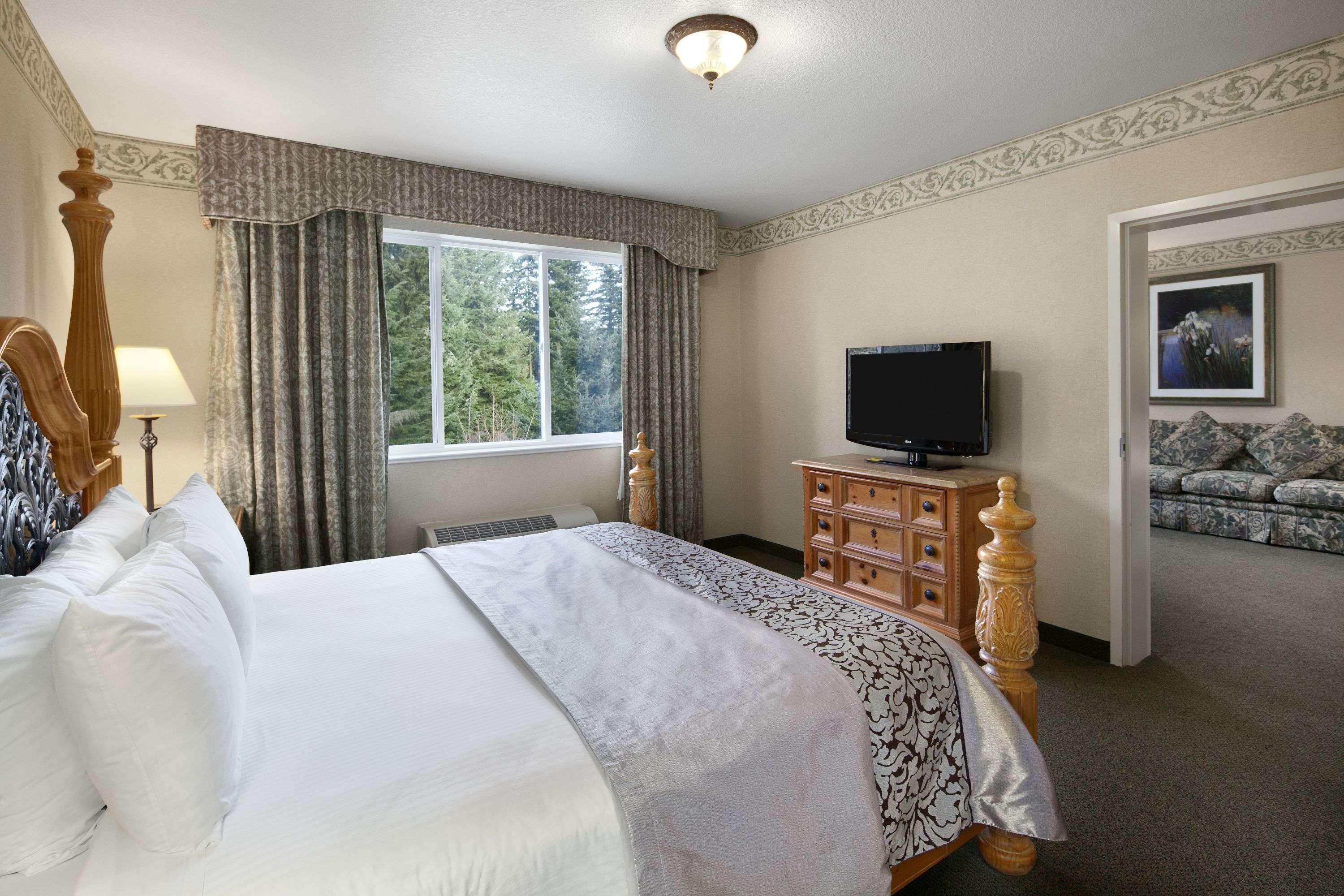 รามาดา บาย วินด์แฮม โอลิมเปีย Hotel ภายนอก รูปภาพ A bedroom at the Lodge at the Coeur d'Alene Resort