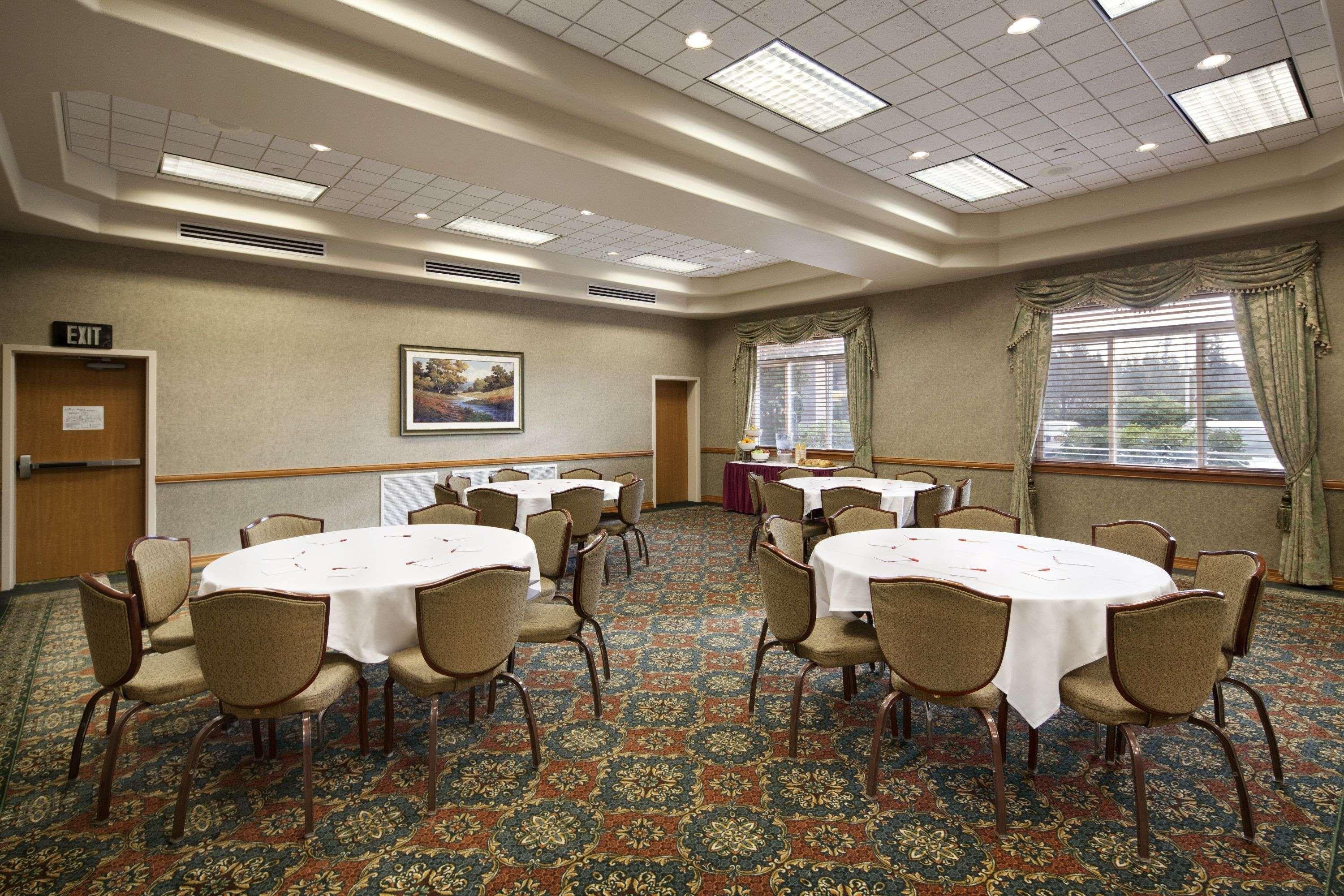 รามาดา บาย วินด์แฮม โอลิมเปีย Hotel ภายนอก รูปภาพ A typical meeting room at a Best Western