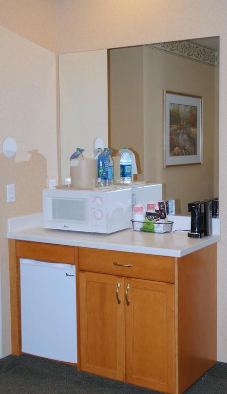 รามาดา บาย วินด์แฮม โอลิมเปีย Hotel ห้อง รูปภาพ A typical wet bar